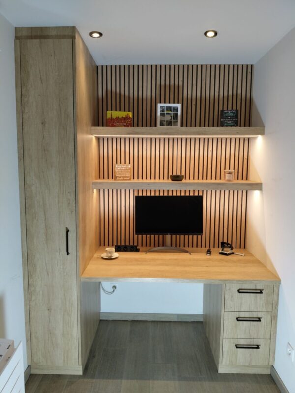 Volledige bureauwand op maat met hoge kast in houtdecor Volledige bureauwand op maat met hoge kast in houtdecor