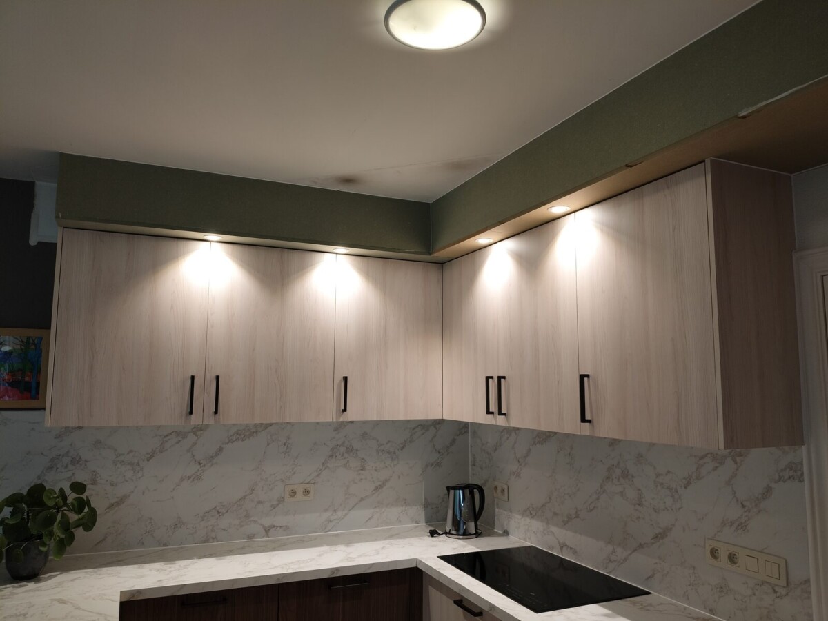Keuken op maat met lichte bovenkasten en ledverlichting Keuken op maat met lichte bovenkasten en ledverlichting