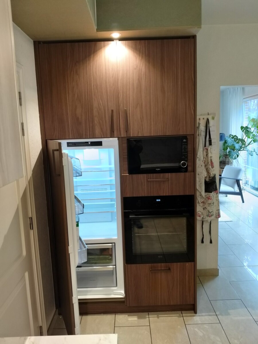 Keukenkolom op maat met ingebouwde koelkast, oven en microgolfoven Keukenkolom op maat met ingebouwde koelkast, oven en microgolfoven