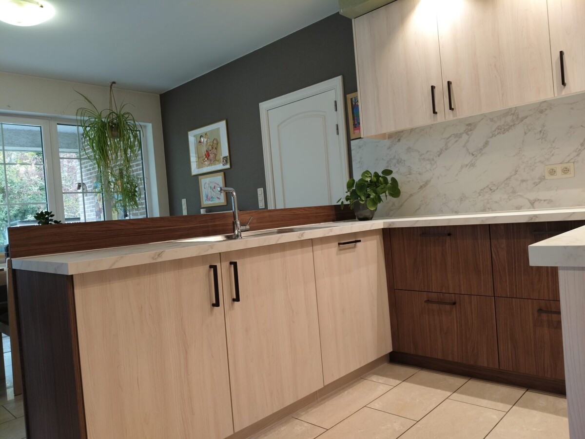 Keuken op maat met schiereiland en achterwand in marmerlook Keuken op maat met schiereiland en achterwand in marmerlook