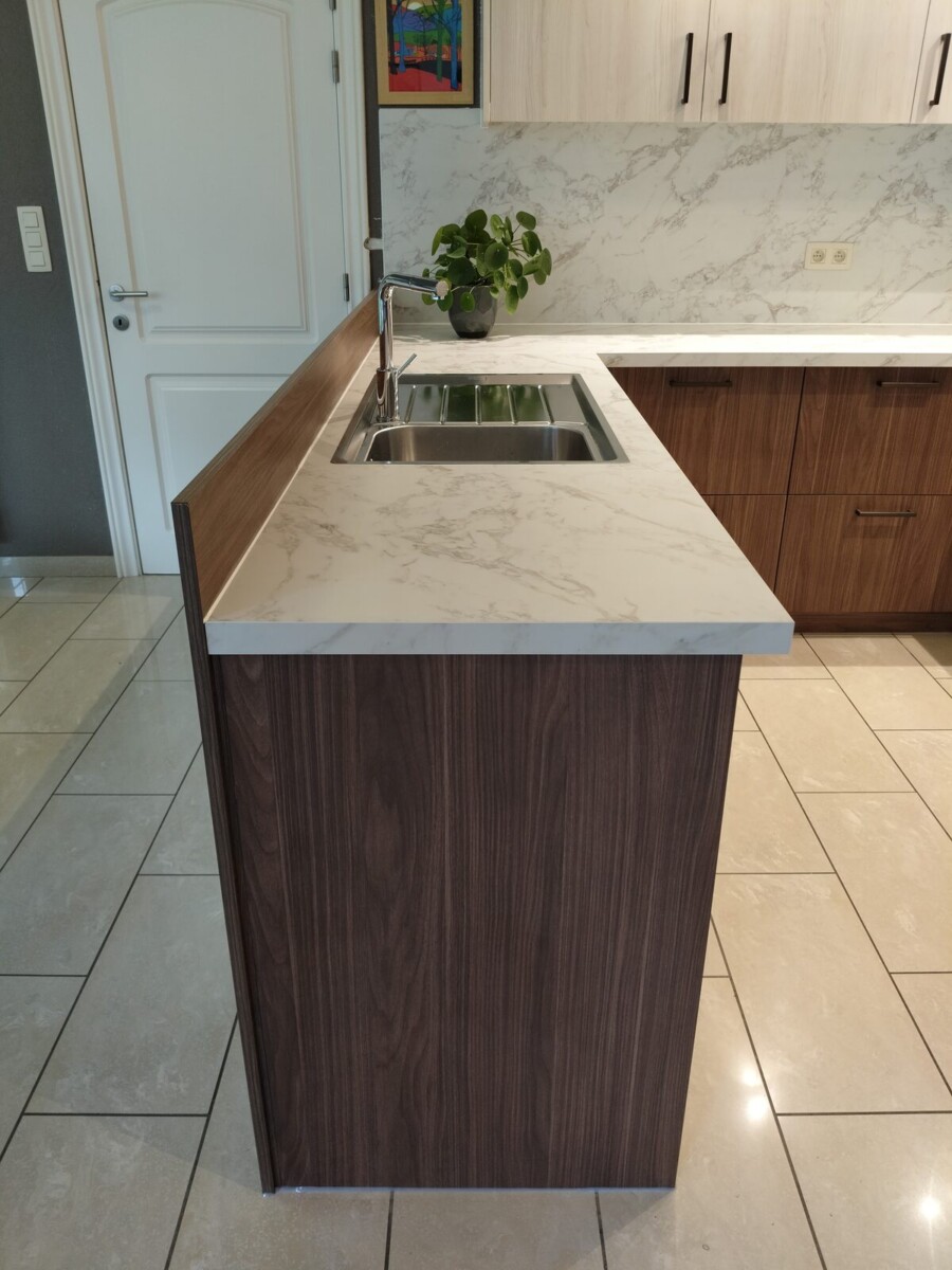 Keukenschiereiland in donker houtdecor met werkblad in marmerlook Keukenschiereiland in donker houtdecor met werkblad in marmerlook