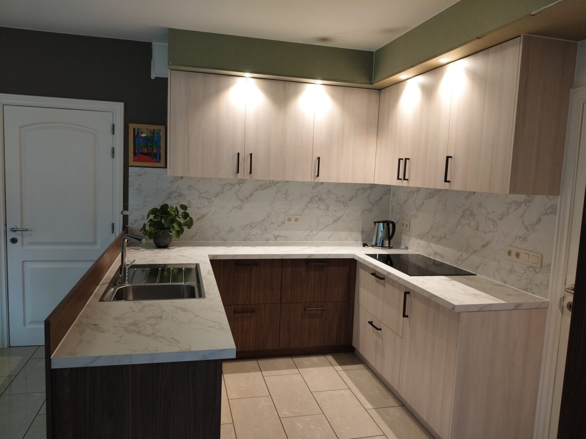 Keuken op maat in U-vorm met onderkasten in notenhoutdecor Keuken op maat in U-vorm met onderkasten in notenhoutdecor