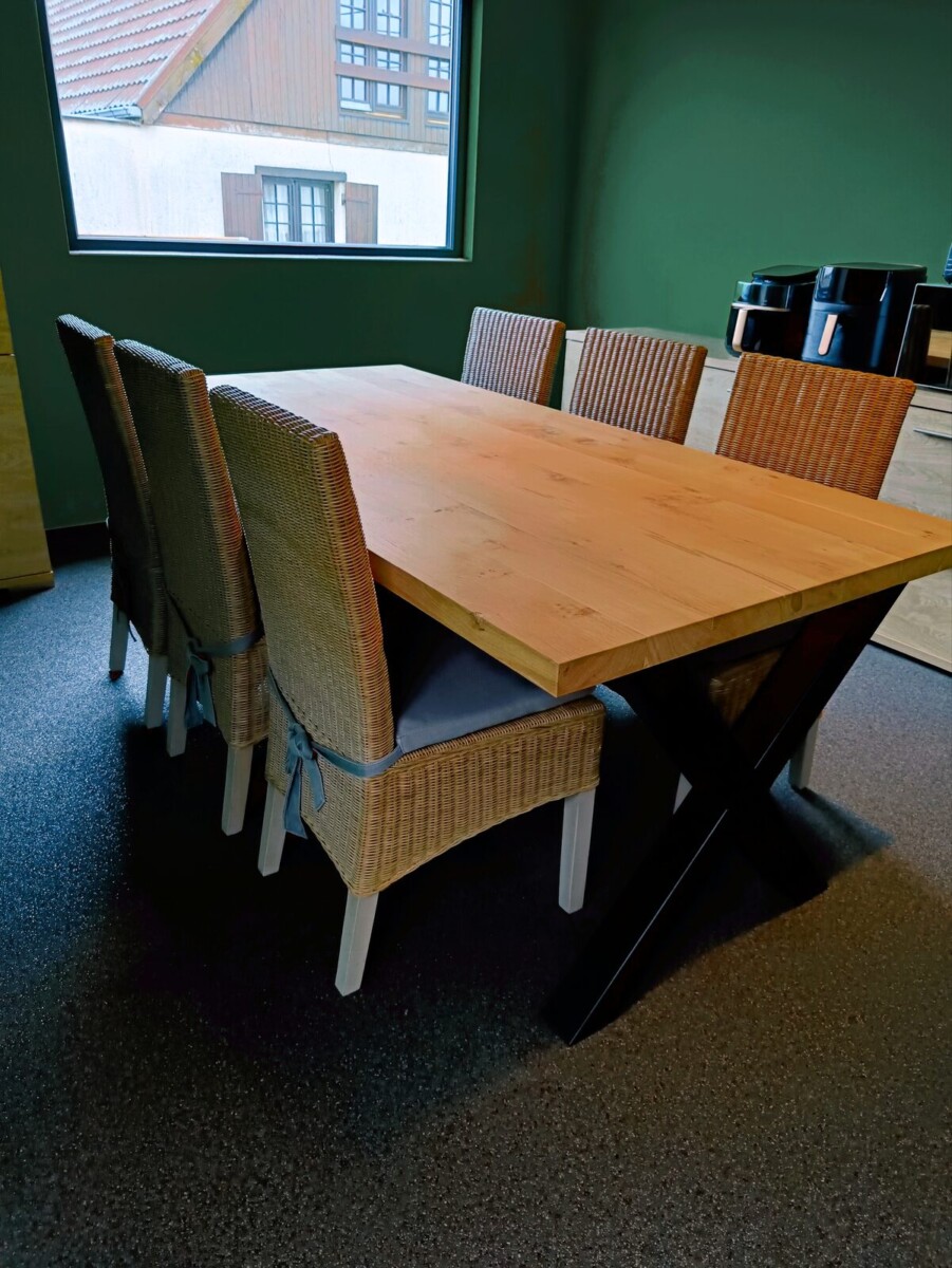 Eettafel in massief eik met kruispootonderstel Eettafel in massief eik met kruispootonderstel